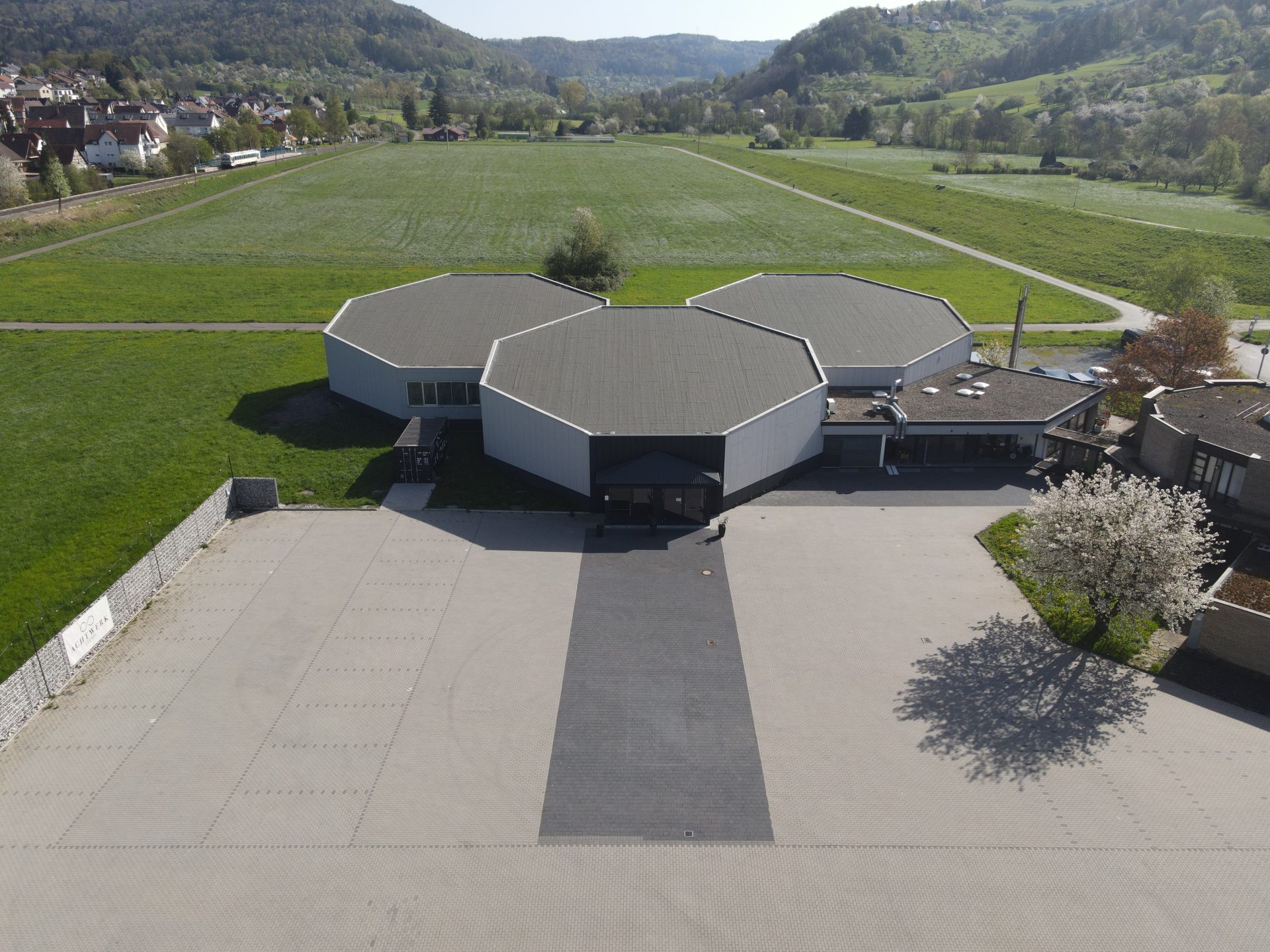 Achtwerk Events — 2.000 m² Outdoor-Bereich für Events und Hochzeiten