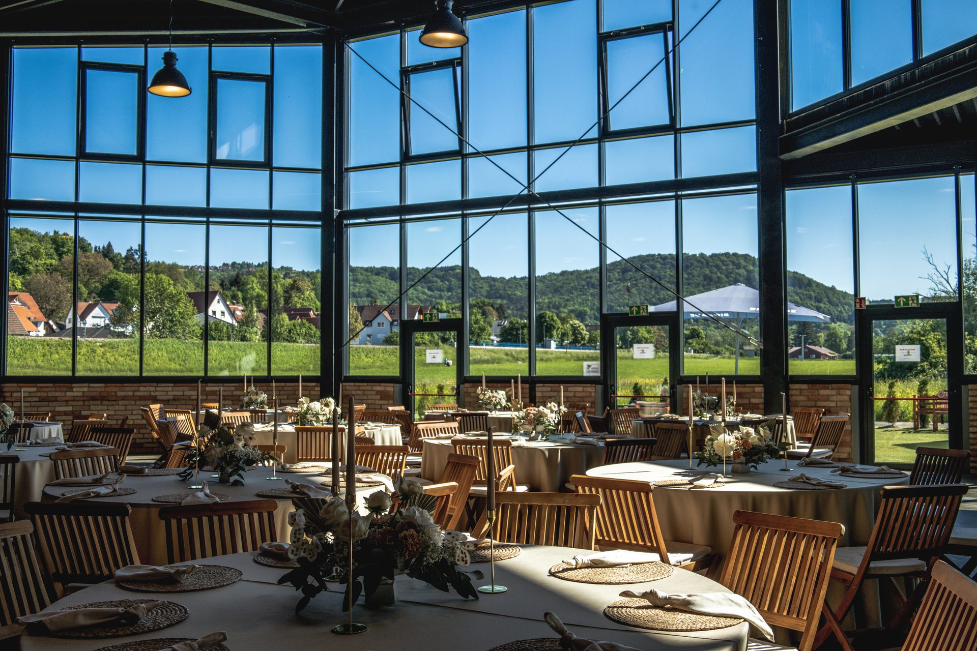 Hochzeitslocation nahe Stuttgart — Achtwerk Events Rudersberg, lichtdurchflutete Industriehalle mit Panoramafensterfront
