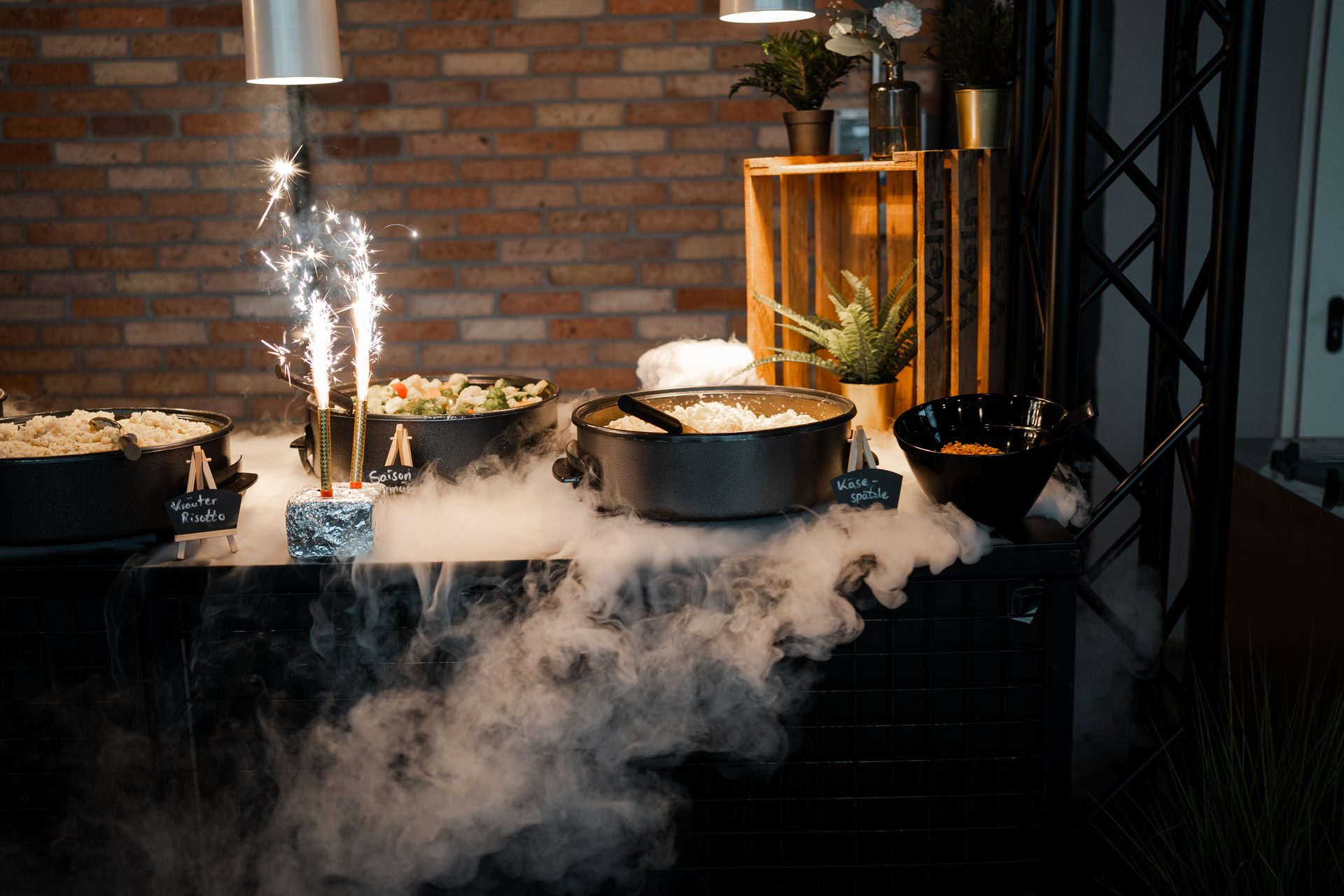 Hochzeitsbuffet mit Wunderkerzen und Trockeneis — Catering Achtwerk Events nahe Stuttgart